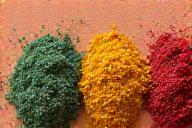 Pigmenti naturali su tavolozza di terracotta